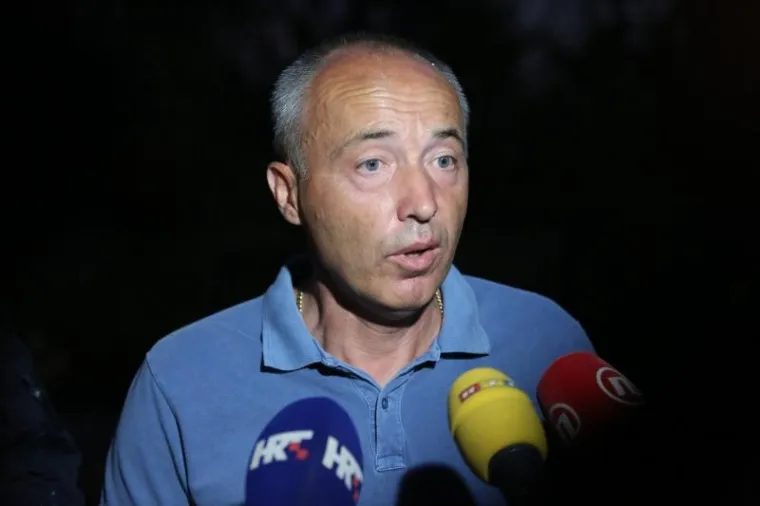 CIJELU NOĆ TRAJALA JE BORBA, A JO&Scaron; NIJE GOTOVO: Vatrogasci se muče s požarom kod Zatona