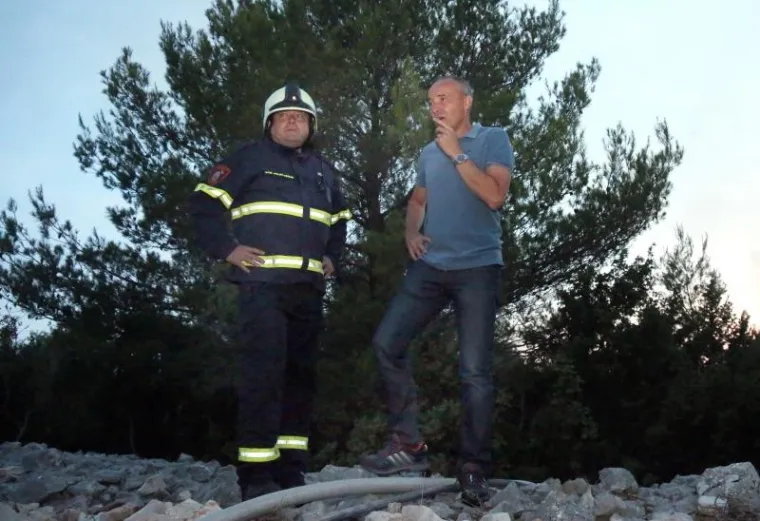 CIJELU NOĆ TRAJALA JE BORBA, A JO&Scaron; NIJE GOTOVO: Vatrogasci se muče s požarom kod Zatona