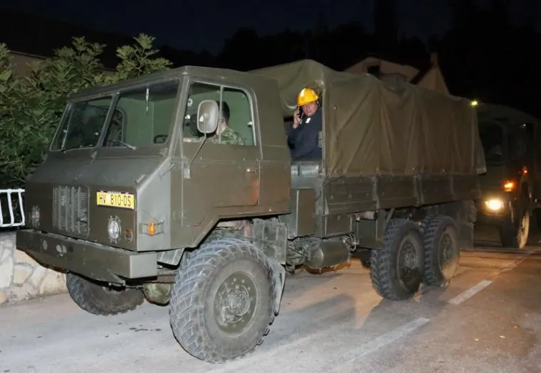 CIJELU NOĆ TRAJALA JE BORBA, A JO&Scaron; NIJE GOTOVO: Vatrogasci se muče s požarom kod Zatona