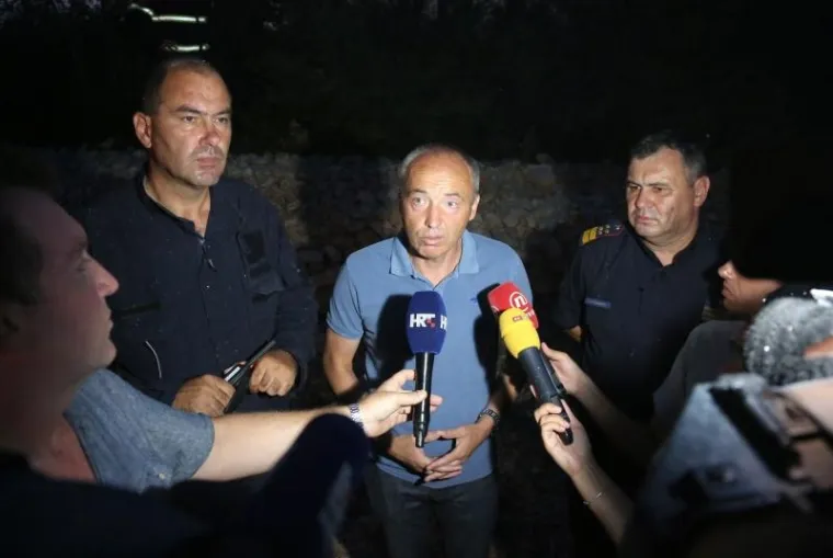 CIJELU NOĆ TRAJALA JE BORBA, A JO&Scaron; NIJE GOTOVO: Vatrogasci se muče s požarom kod Zatona