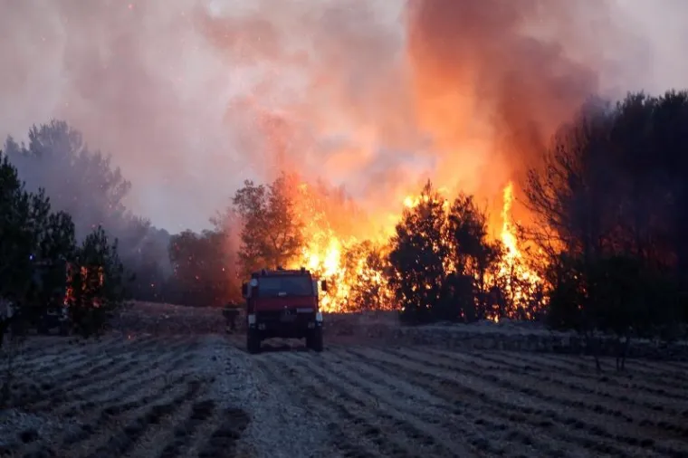 CIJELU NOĆ TRAJALA JE BORBA, A JO&Scaron; NIJE GOTOVO: Vatrogasci se muče s požarom kod Zatona