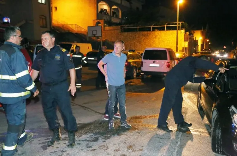 CIJELU NOĆ TRAJALA JE BORBA, A JO&Scaron; NIJE GOTOVO: Vatrogasci se muče s požarom kod Zatona