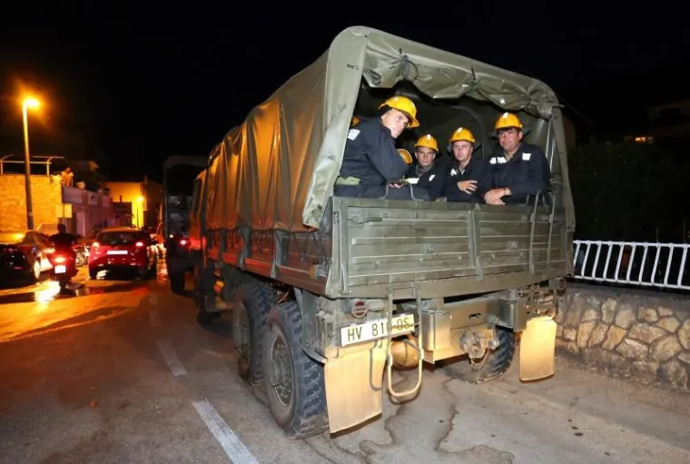 CIJELU NOĆ TRAJALA JE BORBA, A JO&Scaron; NIJE GOTOVO: Vatrogasci se muče s požarom kod Zatona