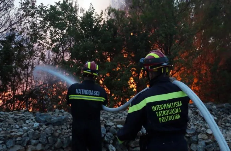 CIJELU NOĆ TRAJALA JE BORBA, A JO&Scaron; NIJE GOTOVO: Vatrogasci se muče s požarom kod Zatona