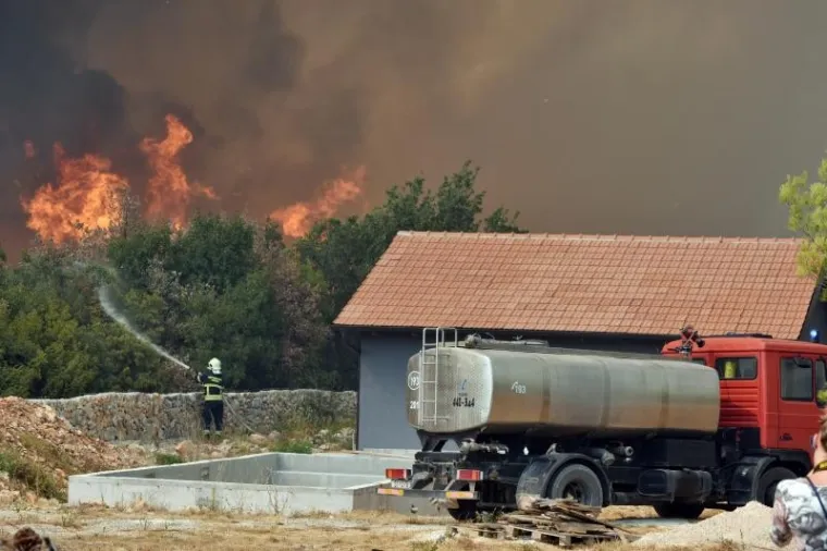 16.08.2017., Raslina - Kopnene vatrogasne snage uz pomoc kanadera brane kuce u okolici Rasline i Zatona. Photo: Hrvoje Jelavic/PIXSELL