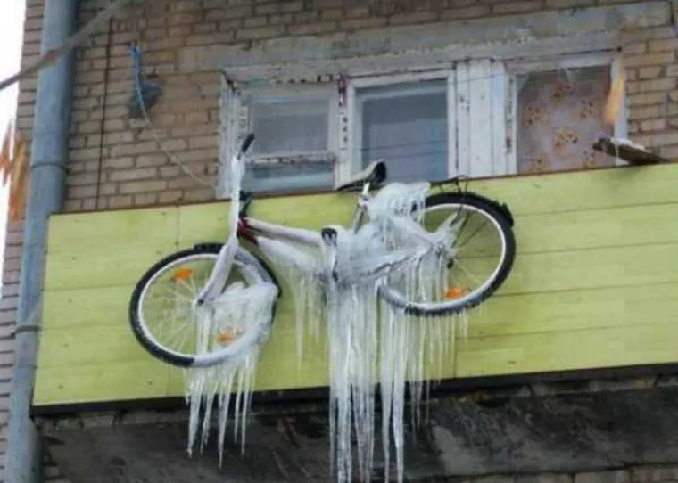 [FOTO] RUSKI BALKONI SU ČISTA UMJETNOST: Mogu pasti svakog trenutka, ali dok stoje su pravi spomenici