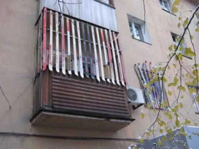 [FOTO] RUSKI BALKONI SU ČISTA UMJETNOST: Mogu pasti svakog trenutka, ali dok stoje su pravi spomenici