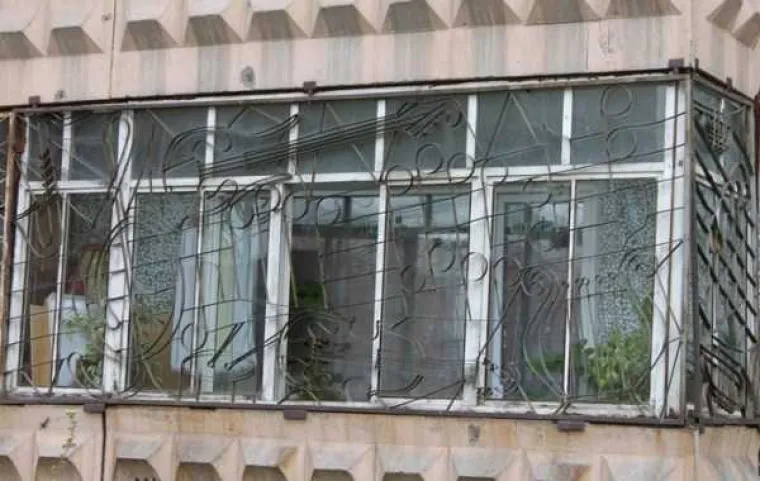 [FOTO] RUSKI BALKONI SU ČISTA UMJETNOST: Mogu pasti svakog trenutka, ali dok stoje su pravi spomenici