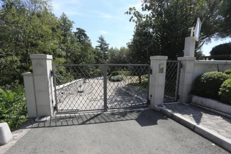 Izvanredna uprava koncerna Agrokor započela je postupak prodaje Ville Castello u Medveji kod Lovrana. Riječ je o rasko&scaron;noj, neoklasicističkoj vili iz 1916. godine koju je na ime Agrokora kupio Ivica Todorić, čija se obitelj jedina njome i koristila. Vila se prodaje po početnoj cijeni od sedam milijuna eura bez PDV-a.