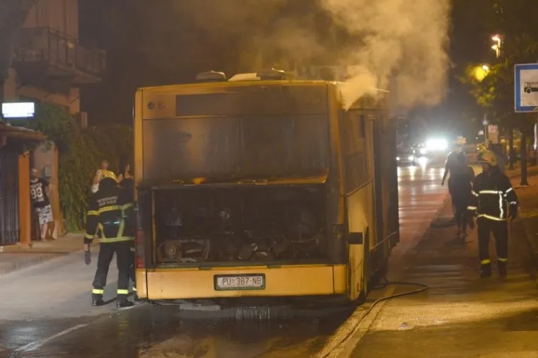 FOTO: U Puli se zapalio autobus Pulaprometa, nema ozlijeđenih