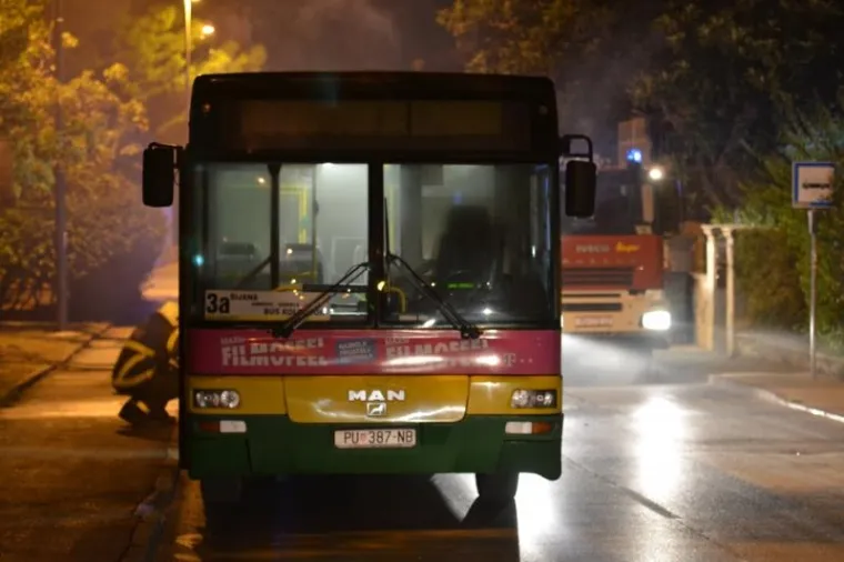 FOTO: U Puli se zapalio autobus Pulaprometa, nema ozlijeđenih