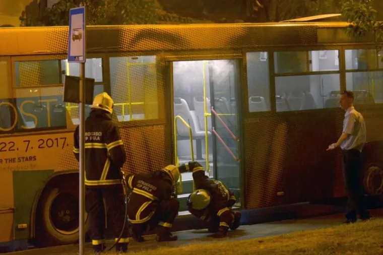 FOTO: U Puli se zapalio autobus Pulaprometa, nema ozlijeđenih