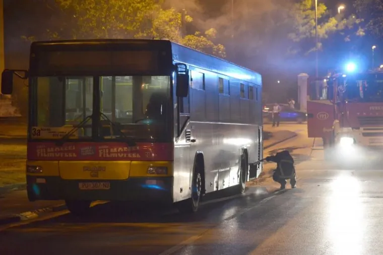 FOTO: U Puli se zapalio autobus Pulaprometa, nema ozlijeđenih