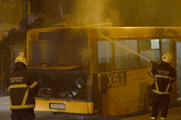 FOTO: U Puli se zapalio autobus Pulaprometa, nema ozlijeđenih