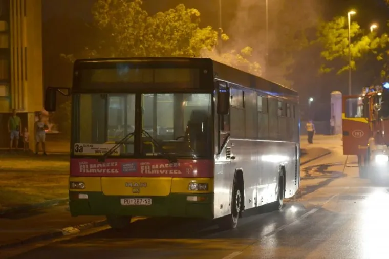 FOTO: U Puli se zapalio autobus Pulaprometa, nema ozlijeđenih