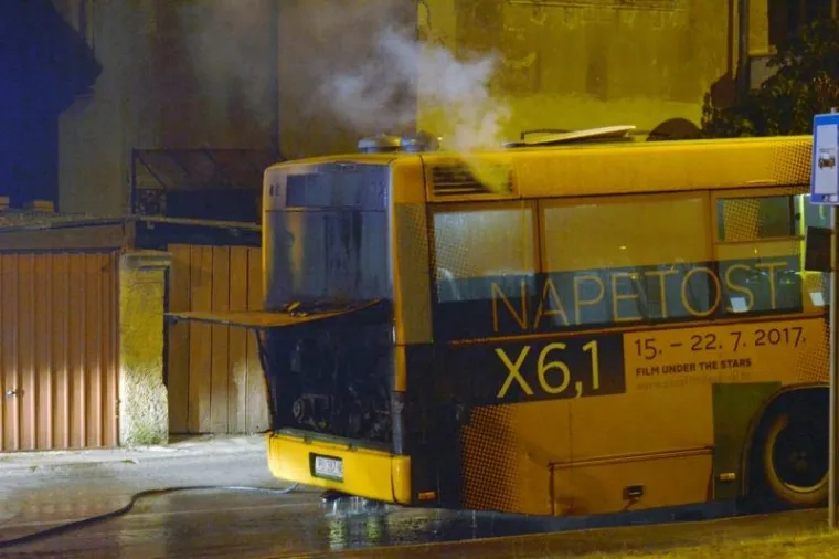 FOTO: U Puli se zapalio autobus Pulaprometa, nema ozlijeđenih