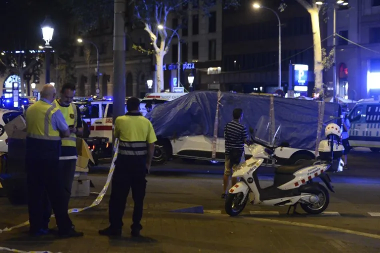 NOĆ NAKON BRUTALNOG NAPADA: 25 fotografija koje pokazuju pravu strahotu koja se dogodila u Barceloni