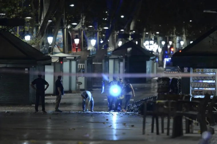 NOĆ NAKON BRUTALNOG NAPADA: 25 fotografija koje pokazuju pravu strahotu koja se dogodila u Barceloni