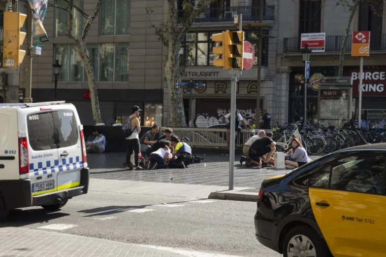 NOĆ NAKON BRUTALNOG NAPADA: 25 fotografija koje pokazuju pravu strahotu koja se dogodila u Barceloni