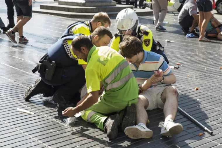 NOĆ NAKON BRUTALNOG NAPADA: 25 fotografija koje pokazuju pravu strahotu koja se dogodila u Barceloni