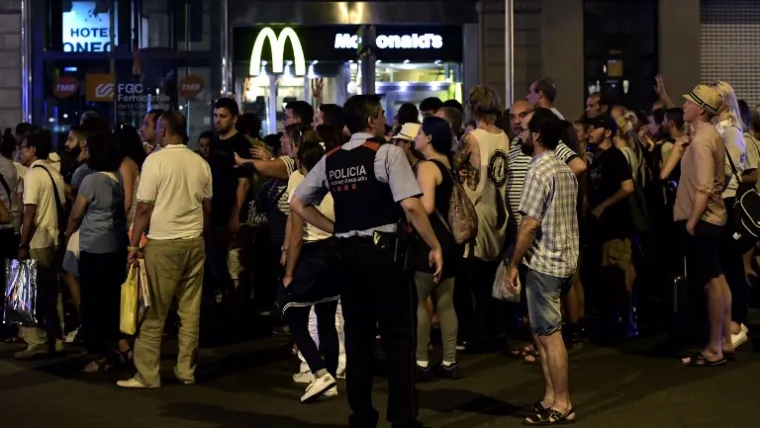 NOĆ NAKON BRUTALNOG NAPADA: 25 fotografija koje pokazuju pravu strahotu koja se dogodila u Barceloni