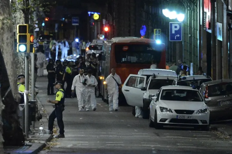 NOĆ NAKON BRUTALNOG NAPADA: 25 fotografija koje pokazuju pravu strahotu koja se dogodila u Barceloni