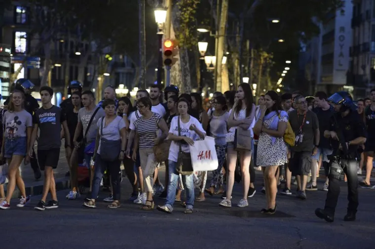 NOĆ NAKON BRUTALNOG NAPADA: 25 fotografija koje pokazuju pravu strahotu koja se dogodila u Barceloni