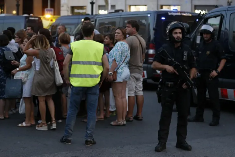 NOĆ NAKON BRUTALNOG NAPADA: 25 fotografija koje pokazuju pravu strahotu koja se dogodila u Barceloni