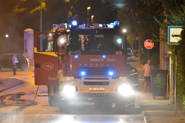 Pula: u Rizzijevoj ulici zapalio se gradski autobus, nema ozlijeđenih