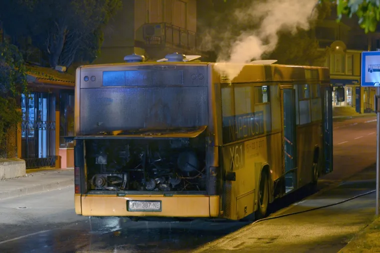 Pula: u Rizzijevoj ulici zapalio se gradski autobus, nema ozlijeđenih