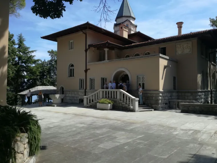 Izvanredna uprava Agrokora na čelu s povjerenikom Antom Ramljakom započela je proces prodaje nekretnine Villa Castello u vlasni&scaron;tvu koncerna.
Riječ je o nekretnini s posjedom koji se nalazi u Medveji u općini Lovran, u blizini Opatije.