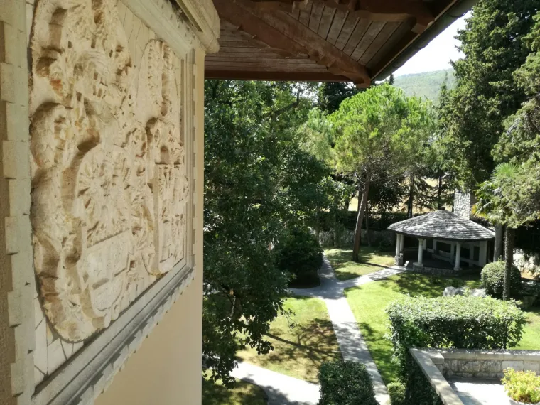 Izvanredna uprava Agrokora na čelu s povjerenikom Antom Ramljakom započela je proces prodaje nekretnine Villa Castello u vlasni&scaron;tvu koncerna.
Riječ je o nekretnini s posjedom koji se nalazi u Medveji u općini Lovran, u blizini Opatije.