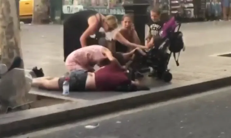 U Barceloni se  i dalje broje žrtve stra&scaron;nog napada kombijem na najpoznatijoj gradskoj ulici. Zasad nepoznati vozač pokosio je vi&scaron;e od 100 ljudi na La Rambli i pobjegao.U novom napadu kombijem u &Scaron;panjolskoj, koji se dogodio oko 1 sat na &scaron;etali&scaron;tu katalonskog turističkog gradića Cambrilsa, sedam je osoba ozlijeđeno