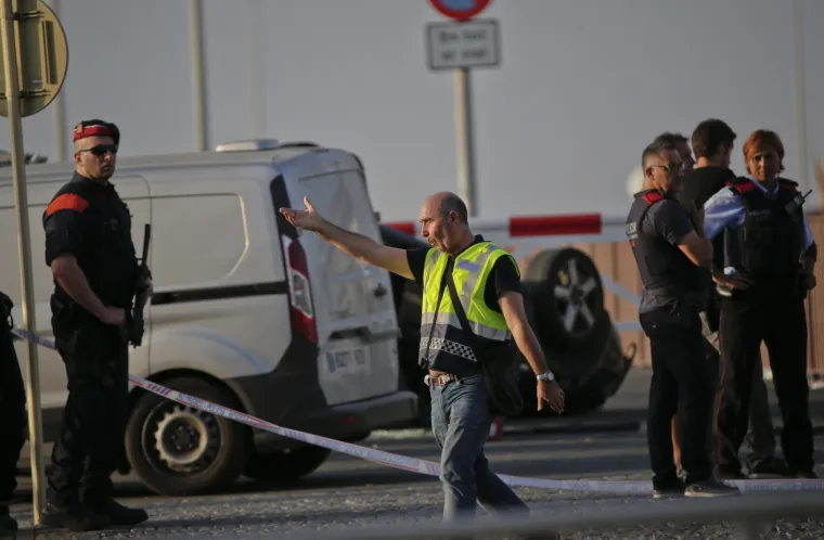 U teroristički napad u Barceloni u ozlijeđeno je stotinu ljudi i ubijeno najmanje 13. U NOVOM napadu kombijem u &Scaron;panjolskoj, koji se dogodio oko 1 sat na &scaron;etali&scaron;tu katalonskog turističkog gradića Cambrilsa, sedam je osoba ozlijeđeno, nakon čega je policija ubila pet napadača.