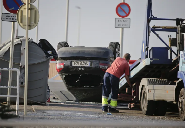 U teroristički napad u Barceloni u ozlijeđeno je stotinu ljudi i ubijeno najmanje 13. U NOVOM napadu kombijem u &Scaron;panjolskoj, koji se dogodio oko 1 sat na &scaron;etali&scaron;tu katalonskog turističkog gradića Cambrilsa, sedam je osoba ozlijeđeno, nakon čega je policija ubila pet napadača.