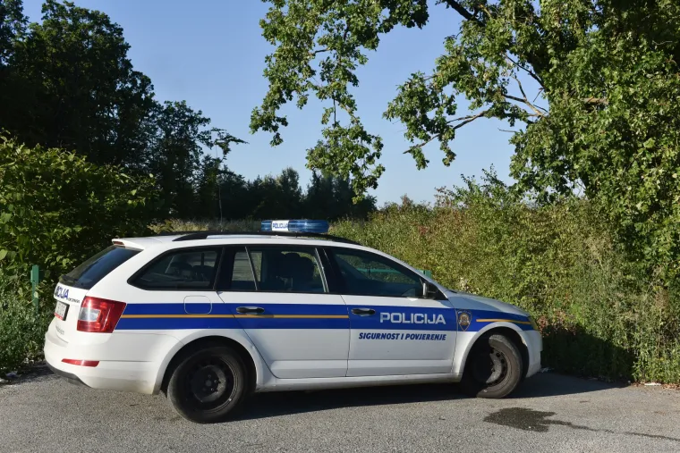 Duboki Jarak: u požaru u biv&scaron;em vojnom skladi&scaron;tu lak&scaron;e ozlijeđen vatrogasac