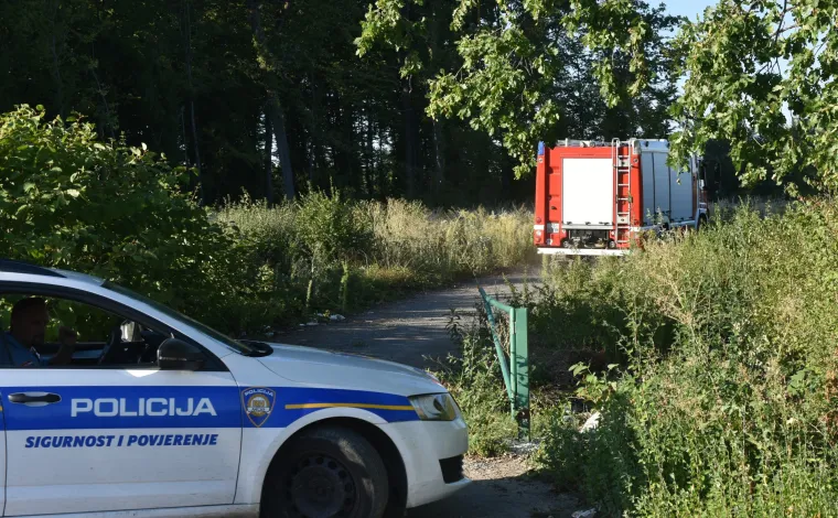 Duboki Jarak: u požaru u biv&scaron;em vojnom skladi&scaron;tu lak&scaron;e ozlijeđen vatrogasac