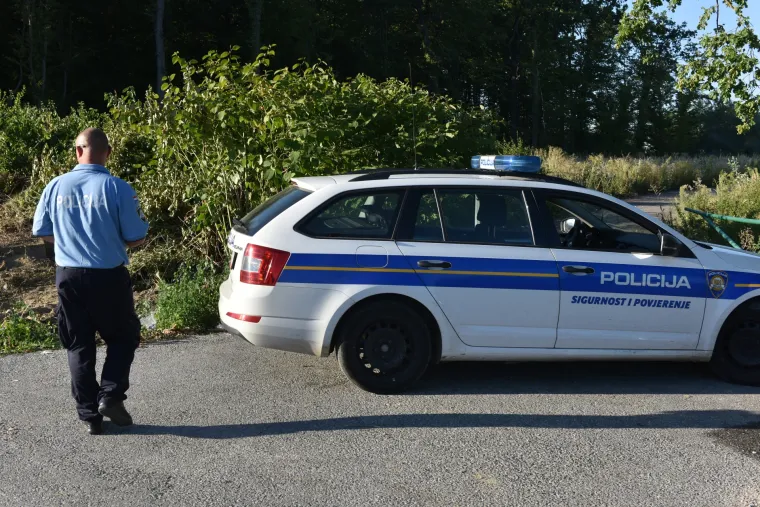 Duboki Jarak: u požaru u biv&scaron;em vojnom skladi&scaron;tu lak&scaron;e ozlijeđen vatrogasac