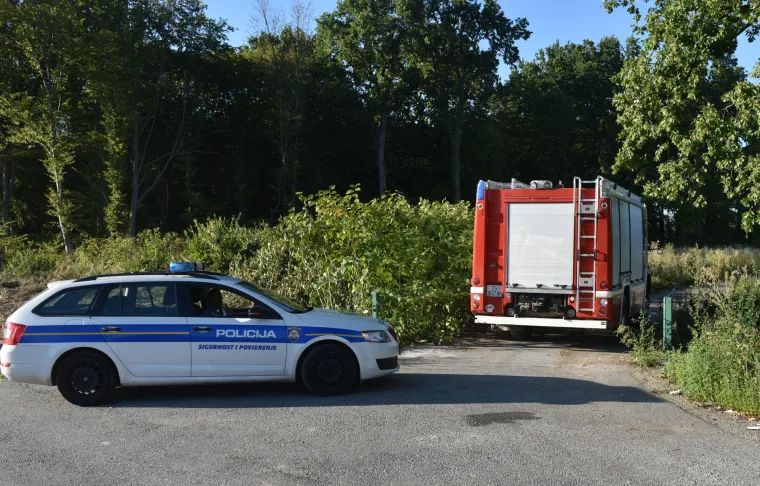 Duboki Jarak: u požaru u biv&scaron;em vojnom skladi&scaron;tu lak&scaron;e ozlijeđen vatrogasac