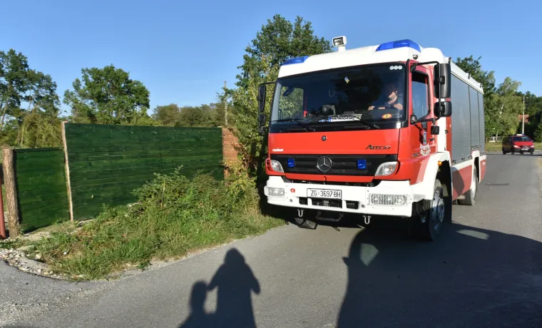 Duboki Jarak: u požaru u biv&scaron;em vojnom skladi&scaron;tu lak&scaron;e ozlijeđen vatrogasac