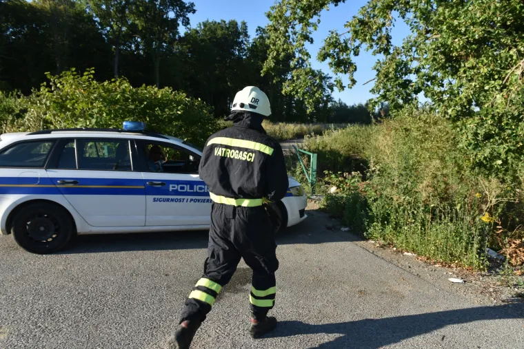 Duboki Jarak: u požaru u biv&scaron;em vojnom skladi&scaron;tu lak&scaron;e ozlijeđen vatrogasac