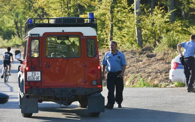 Duboki Jarak: u požaru u biv&scaron;em vojnom skladi&scaron;tu lak&scaron;e ozlijeđen vatrogasac