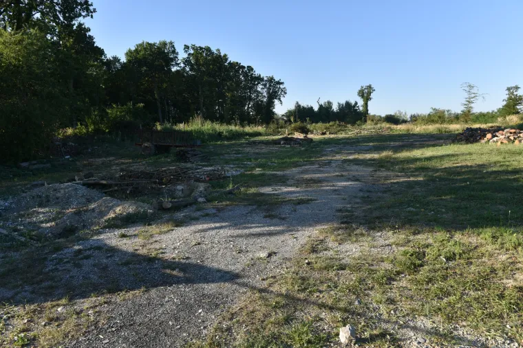 Duboki Jarak: u požaru u biv&scaron;em vojnom skladi&scaron;tu lak&scaron;e ozlijeđen vatrogasac