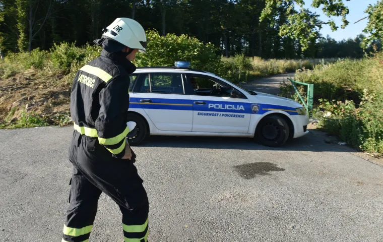 Duboki Jarak: u požaru u biv&scaron;em vojnom skladi&scaron;tu lak&scaron;e ozlijeđen vatrogasac