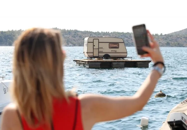 Neuobičajen prizor na moru ispred &scaron;ibenske rive. U gradskoj četvrti Dolac kamp kućica na moru plijeni pozornost domaćih i stranih gostiju.