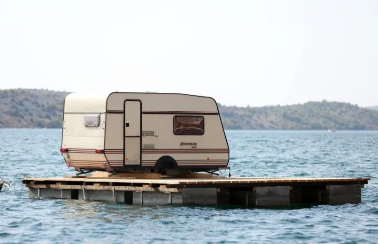 Neuobičajen prizor na moru ispred &scaron;ibenske rive. U gradskoj četvrti Dolac kamp kućica na moru plijeni pozornost domaćih i stranih gostiju.