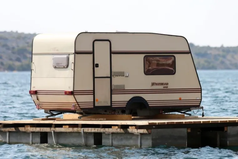 Neuobičajen prizor na moru ispred &scaron;ibenske rive. U gradskoj četvrti Dolac kamp kućica na moru plijeni pozornost domaćih i stranih gostiju.