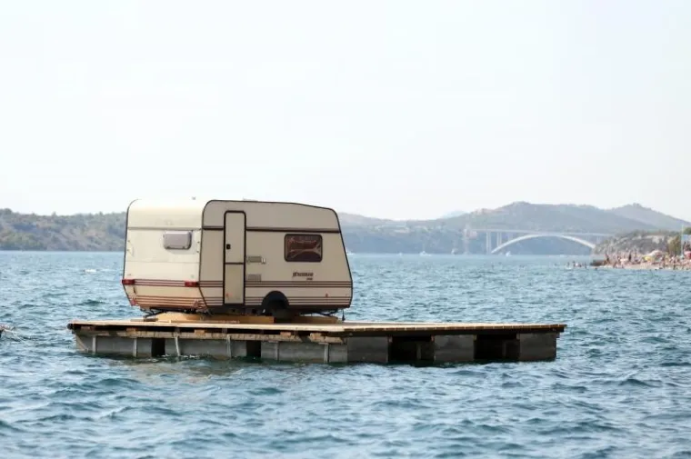 Neuobičajen prizor na moru ispred &scaron;ibenske rive. U gradskoj četvrti Dolac kamp kućica na moru plijeni pozornost domaćih i stranih gostiju.