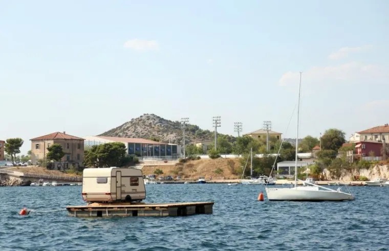 Neuobičajen prizor na moru ispred &scaron;ibenske rive. U gradskoj četvrti Dolac kamp kućica na moru plijeni pozornost domaćih i stranih gostiju.