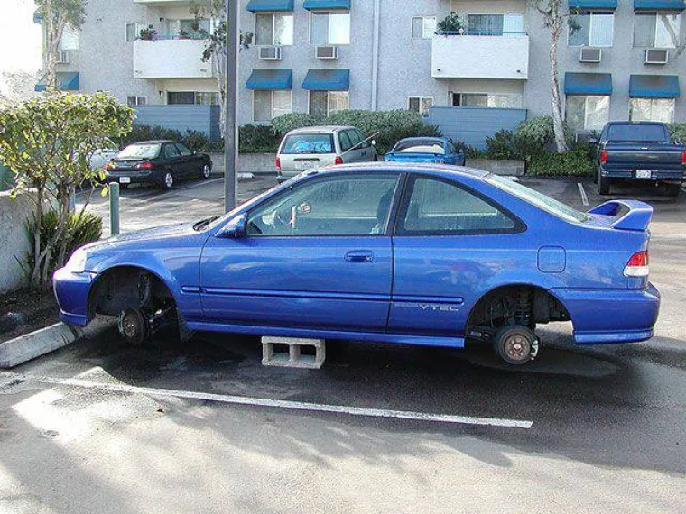 Automobili koje smo okupili u galeriji zašli su u krivu četvrt pa su ostali bez kotača. Izgleda da je krađa kotača prava pošast u Americi, a kako to izgleda kada parkirate auto tamo gdje haraju lopovi, pogledajte u nastavku.